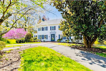 Greenway Manor: Grand Historic Home on Lush Grounds