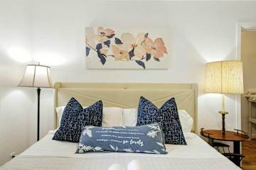 Restful bed with crisp linens