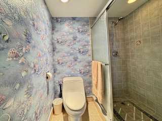 Comfortable bathroom with ith modern glass doors