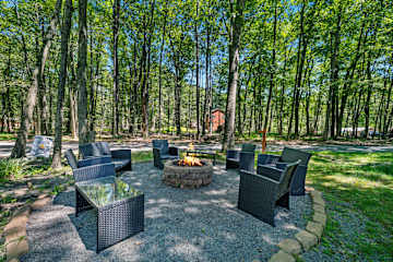 Gather ‘round the crackling wood-burning fire pit for cozy nights and s’mores under the stars! 🔥🌌✨