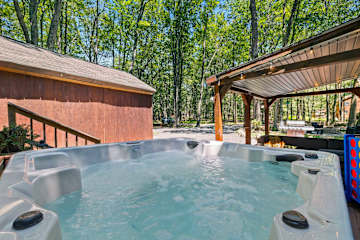 Unwind outdoors with a hot tub soak, fireside chats & comfy seating — perfect day or night! 🛁🔥🪑✨