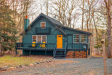 Escape to the woods! This stunning cabin is nestled in nature's embrace, ready for your adventure.🌲