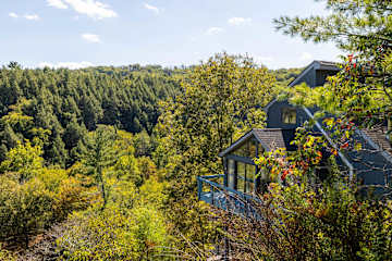 Scenic Retreat: Unwind on the balcony with breathtaking forest views and fresh mountain air!