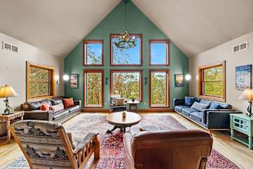 Fam-Friendly Cabin mins 2 Beach & Ski w/ Hot Tub