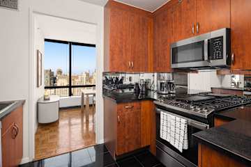 Photo #19 of Skyline IV | 38th-floor 3BR w/Doorman, Gym, and Pool