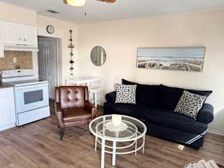 Gulf Wind 5 Affordable! Short walk to beach!🐬