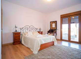 Chalet con Piscina Privada y Vistas al Golf en Chiclana – Ideal Familias - image 4