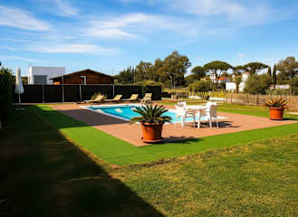 Chalet con Piscina Privada y Vistas al Golf en Chiclana – Ideal Familias - image 1