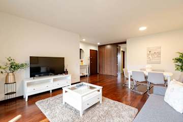 Modern & Spacious Flat with Garage by HostWise