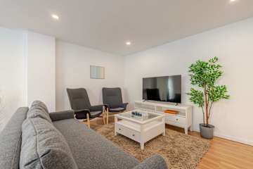 Spacious Light-Filled Flat with Garage by HostWise photo 3