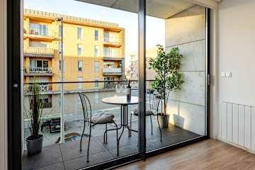 Spacious Light-Filled Flat with Garage by HostWise photo 5