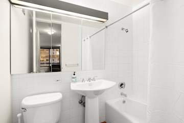 Photo #11 of River Villa | 17th-floor 4BR w/Doorman, Gym, Pool