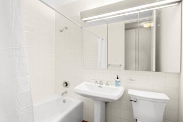 Photo #13 of River Villa | 17th-floor 4BR w/Doorman, Gym, Pool