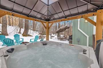 Soak in warm bubbles, soak in the views—pure hot tub bliss awaits! ✨🌊