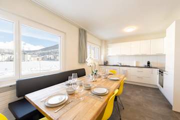 Modern Apartment, Near to Skiing Scenic Lake Views