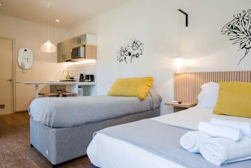 Vibrant Studio in Bellavista | Near Metro for 3