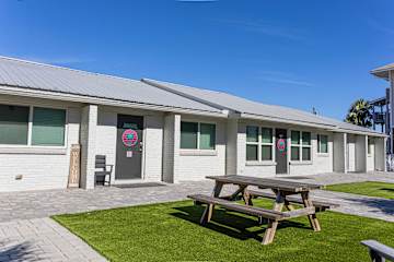 2 BR 2 BA Cottage Near the Beach🏖️/Pet-Friendly 🐕