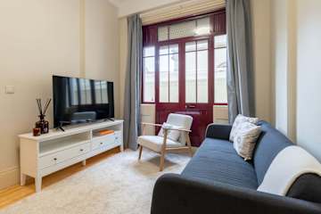 2 Modern & Cozy Flat with Workspace by HostWise