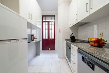 2 Modern & Cozy Flat with Workspace by HostWise photo 4