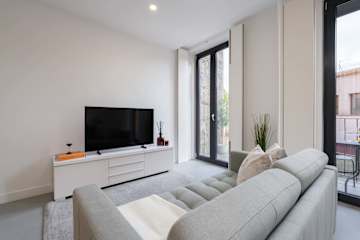 Modern & Open Flat with Balcony by HostWise photo 3