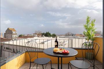 Spacious & Modern Flat with Balcony by HostWise photo 2