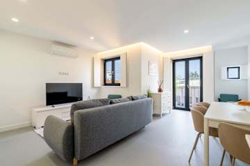 Spacious & Modern Flat with Balcony by HostWise
