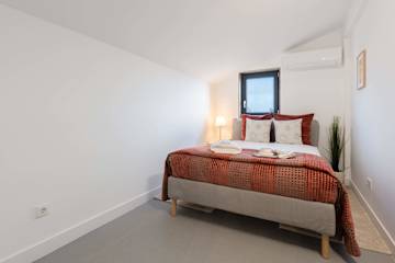Spacious & Modern Flat with Balcony by HostWise photo 3