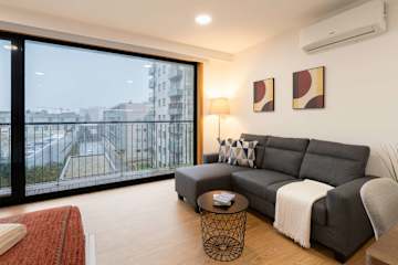 Modern Open-Plan Studio with Garage by HostWise photo 3