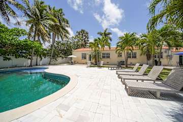 Hollywood Beach | Sleeps 10 Modern Beach Villa