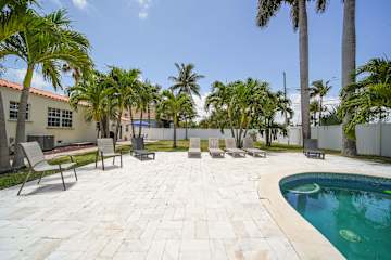 Hollywood Beach | Sleeps 10 Modern Beach Villa