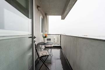 Modern Flat with Balcony & Garage by HostWise photo 5