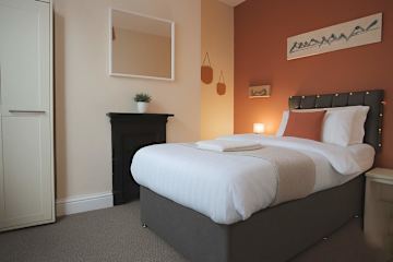 Spacious Coventry House: WiFi, Parking, Great for Groups