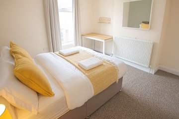 Spacious Coventry House: WiFi, Parking, Great for Groups