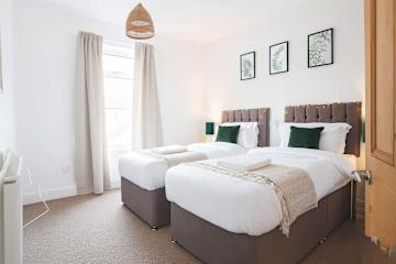 Spacious Coventry House: WiFi, Parking, Great for Groups