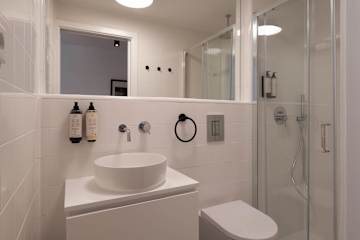 Modern & Stylish Apartment by HostWise photo 5