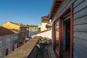 Azulejo Riverside House & Balcony by HostWise photo 3