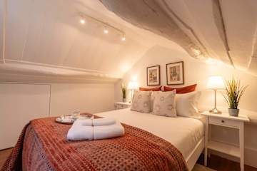 HostWise - Elegant Fresh Apartment W Balcony