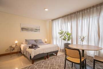 Charming Studio in Las Condes: Poo & City Views!