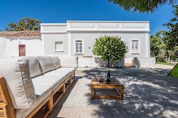 Spacious & Artistic House with Pool by HostWise photo 5