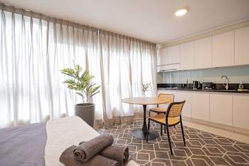 Studio in Las Condes: Pool, Gym & Prime Location!