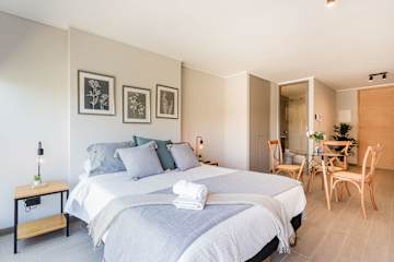Sleek Modern Studio in Nunoa | Chic Urban Oasis