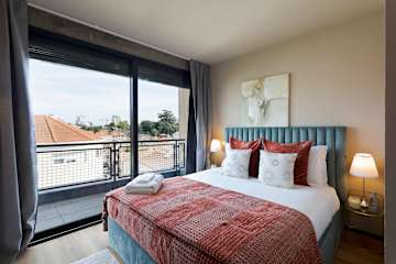 Panoramic Balcony Living by HostWise photo 3