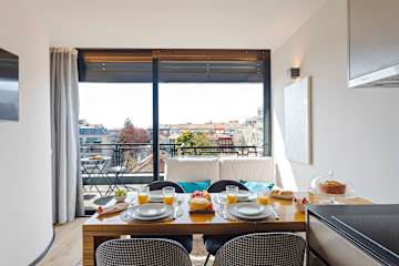 Panoramic Balcony Living by HostWise photo 2