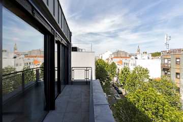 Panoramic Balcony Living by HostWise photo 4