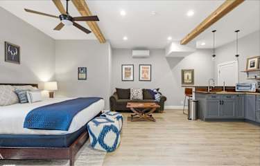 East Nash Private Suite, Walk to Bars & Dining