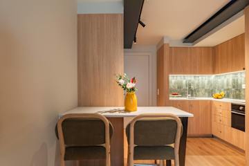 Modern Duplex House with Balcony by HostWise photo 4