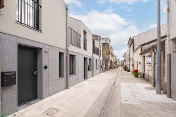 Minimalist Duplex House by HostWise photo 5