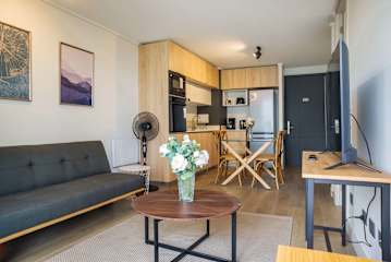 Chic Las Condes Apt: Pool & Gym for 3 Guests