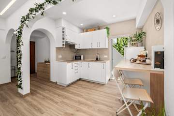 Stylish & Sleek Flat near the Beach by HostWise photo 2