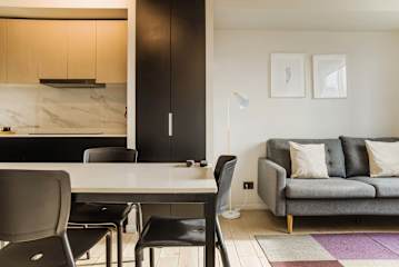 Stylish Modern City Flat | Prime Urban Experience